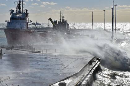 El viento y las fuertes olas vuelven a complicar las tareas de búsqueda del submarino