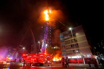 Viernes 18 de octubre.Varios edificios fueron incendiados durante las protestas