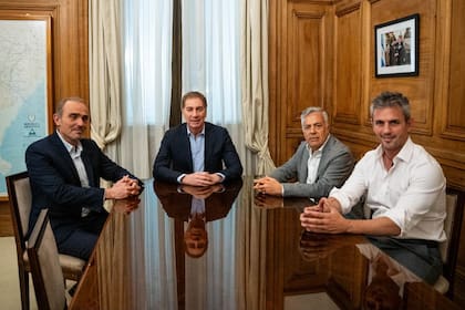 El viernes, el gobernador de Mendoza Alfredo Cornejo fue recibido por el jefe de gabinete Diego Santilli. También participaron Eduardo "Lule" Menem y Martín Menem.