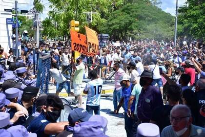 El viernes, en la marcha en la que los comerciantes pedían "trabajar", hubo represión.