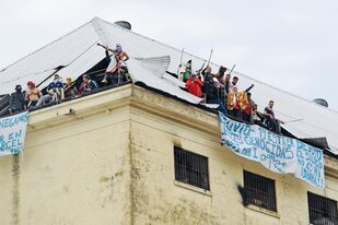Protesta en el penal de Villa Devoto, en 2020, cuando comenzó la superpoblación de presos en las comisarías y alcaidías porteñas