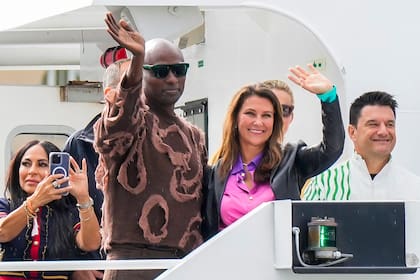 El viernes, la pareja disfrutó con sus invitados de un paseo en barco de cuatro horas por la región a bordo de las naves MS Godoy, un catamarán construido en 2016 con una eslora de 34 metros y el MS Geirangerfjord II, una tradicional embarcación turística de la región.