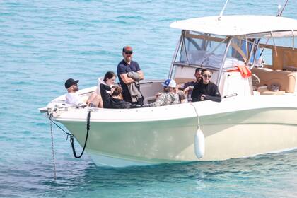 El viernes, Matt Damon navegó por el sur de Italia durante su día libre del rodaje de La Odisea, la nueva adaptación del poema de Homero a cargo de Christopher Nolan con un elenco estelar que incluye, además, a Anne Hathaway, Robert Pattinson, Tom Holland, Zendaya, Charlize Theron, Lupita Nyong'o y Elliot Page