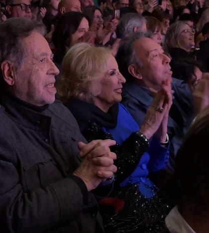 El viernes Mirtha Legrand grabó "La noche de Mirtha", que se emitirá hoy a la noche por la pantalla de El Trece. Una vez finalizada su labor, la diva decidió ir al teatro acompañada por Alejandro Veroutis y sus íntimos colaboradores Héctor Vidal Rivas, Elvira Guaraz y Gladys Andrade