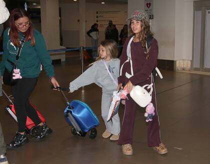 El viernes por la noche, Magnolia y Amancio Vicuña aterrizaron en el Aeropuerto Internacional de Ezeiza junto a Rufina Cabré, su hermana mayor. Los tres hijos de la China Suárez regresaron de Turquía luego de unas vacaciones con su mamá, quien se instaló en Estambul para acompañar a su pareja, Mauro Icardi