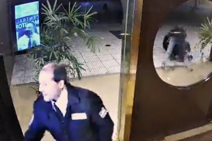 El vigilador durante el robo en Retiro
