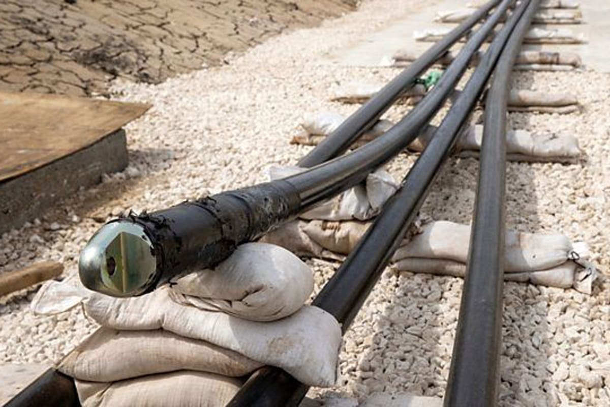 El Viking Link o enlace vikingo es el cable eléctrico terrestre y marítimo entre países más largo del mundo: cada metro pesa 40 kilos