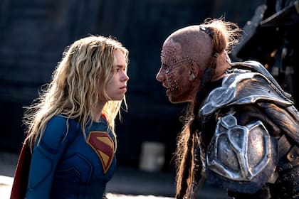 El villano Krem, interpretado por que el actor alemán Matthias Schoenaerts, junto a Supergirl