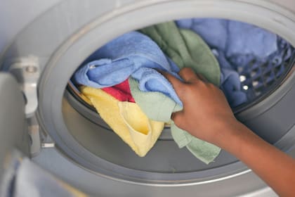 El vinagre blanco actúa como desinfectante natural, al eliminar hongos, bacterias y restos de jabón que generan mal olor