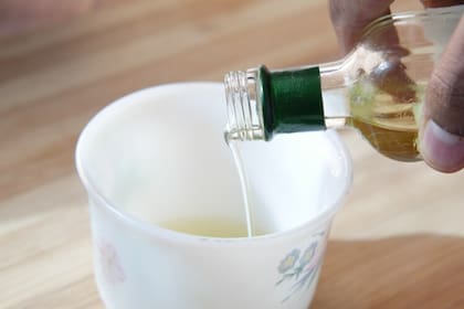 El vinagre blanco actúa como un desinfectante natural y ayuda a eliminar manchas y olores no deseados