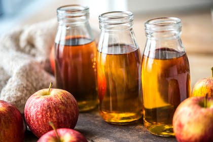 El vinagre de manzana es el ingrediente principal de este sencillo método casero (Foto: Freepik)