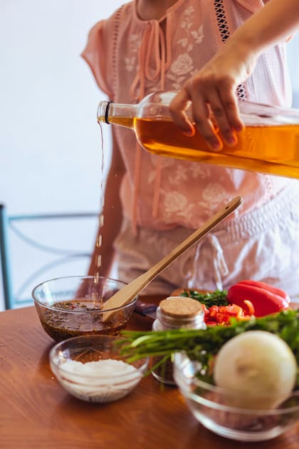 El vinagre de manzana tradicionalmente se utiliza en la cocina y como remedio casero en diversas culturas