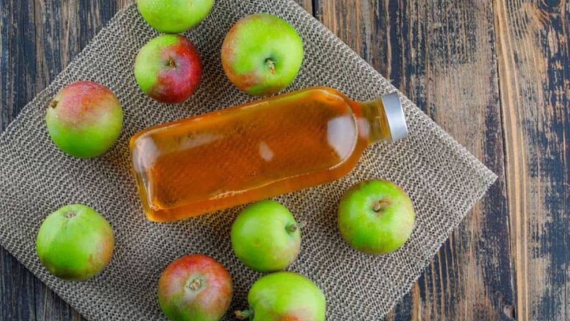El vinagre de sidra de manzana se ha utilizado desde tiempos remotos como remedio casero para curar heridas, calmar la tos y aliviar los dolores de estómago