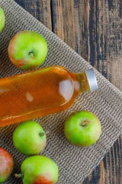 El vinagre de sidra de manzana se ha utilizado desde tiempos remotos como remedio casero para curar heridas, calmar la tos y aliviar los dolores de estómago