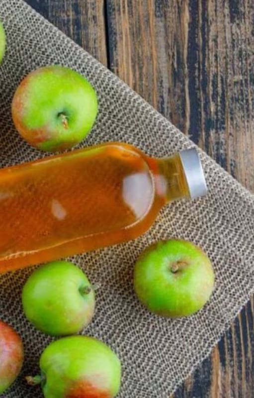 El vinagre de sidra de manzana se ha utilizado desde tiempos remotos como remedio casero para curar heridas, calmar la tos y aliviar los dolores de estómago