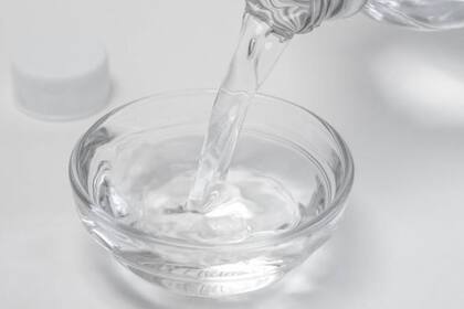 El vinagre suele ser utilizado para la conservación de los alimentos, elaboración de algunos remedios caseros y como un elemento de limpieza