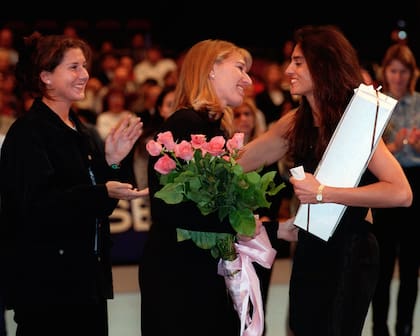 El vínculo actual entre Sabatini y Graf es de admiración mutua. En la foto aplaude Monica Seles