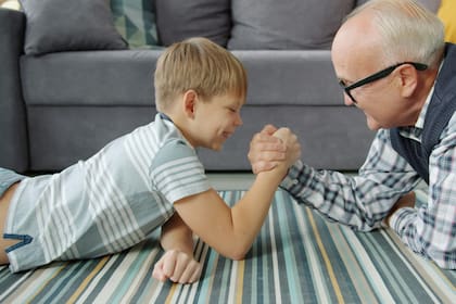 El vínculo entre abuelos y nietos es una relación fundamental que aporta beneficios emocionales, psicológicos y cognitivos a ambas partes