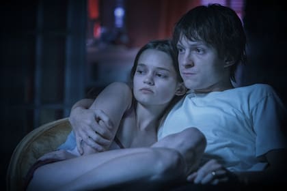 El vínculo romántico entre el protagonista y Emily (Ciara Bravo) es una de las bases de este drama