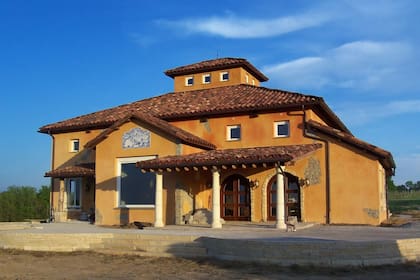 El Viñedo Blue Sky tiene una bodega de estilo clásico toscano, diseñada con paredes de estuco, vigas y puertas talladas, y azulejos portugueses (Blue Sky Vineyard)