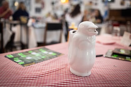 El vino de la casa se sirve en un pingüino