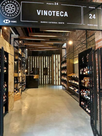 El vino es un capítulo importante, con dispensers italianos para pedir por copa y sommeliers expertos listos para asesorar.