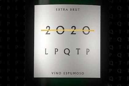 El vino espumante que sorprendió a los argentinos, con las iniciales de un tradicional insulto para "despedir el año con todas las letras".