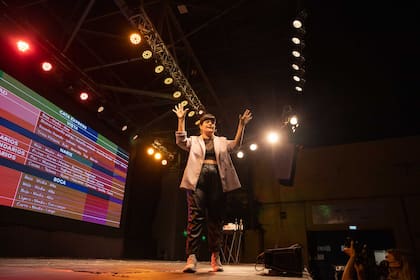 El vino la guía, la sommelier Agustina de Alba, llena teatros con sus talleres de Hola Vino