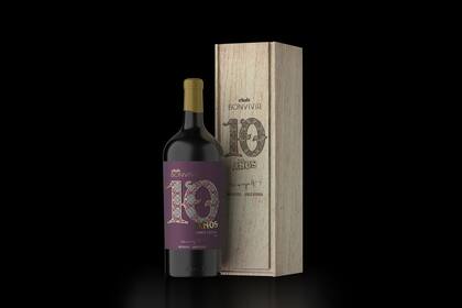 El vino se presenta expresivo y complejo con aromas florales y de hierbas aromáticas, frutos rojos como ciruelas frescas y cherries sobre matices terrosos y leve ahumado.