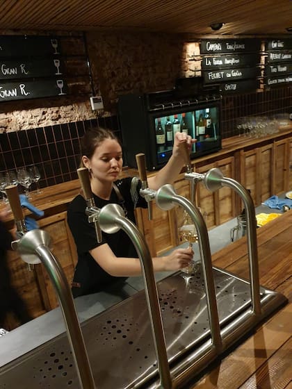 El vino se sirve según el sistema on tap en la barra