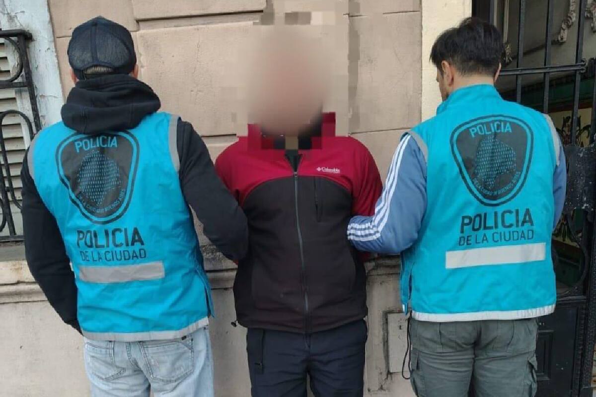 El violador fue detenido por la Policía de la ciudad de Buenos Aires cuando salía de su casa