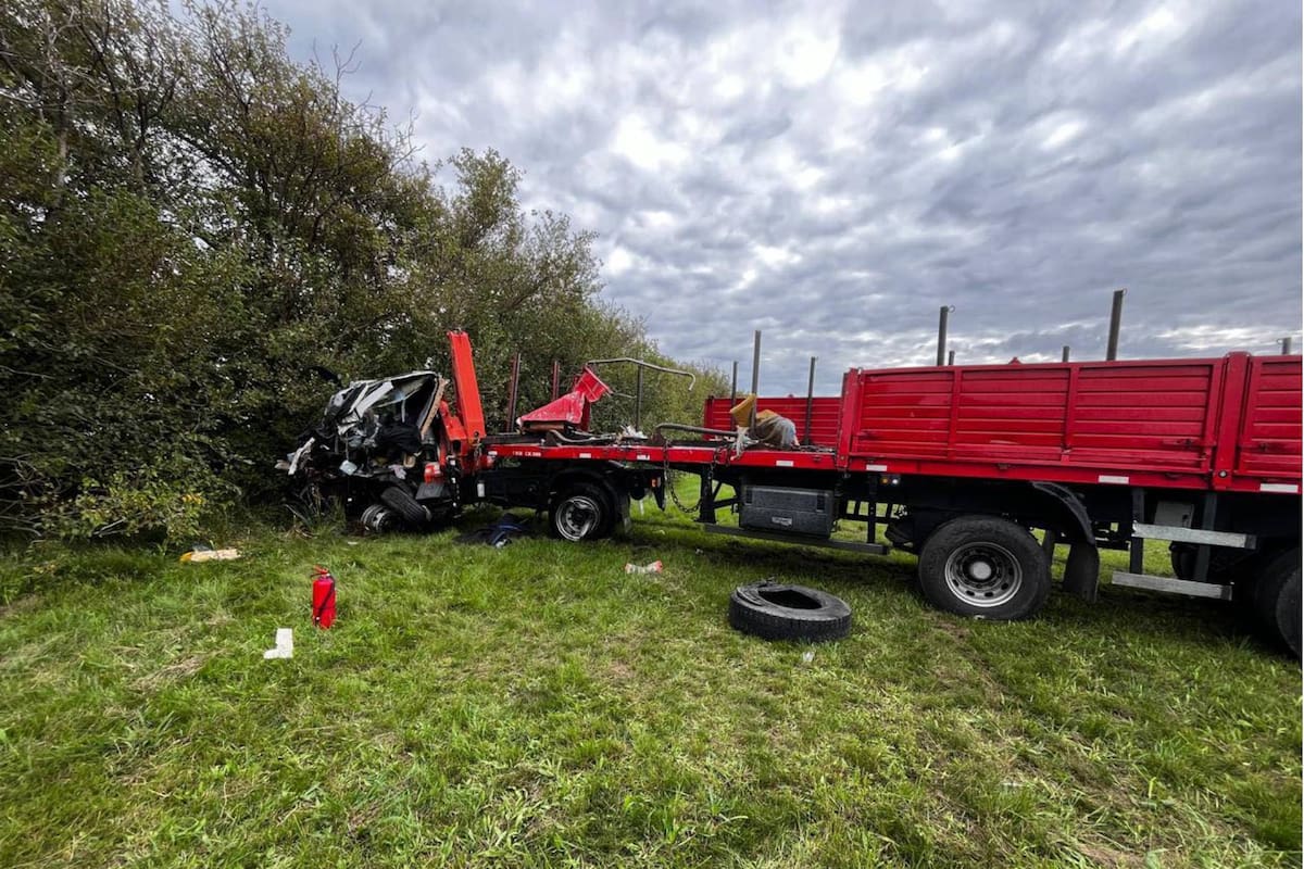 El violento choque frontal entre dos camiones dejó como saldo un conductor muerto.