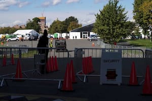 El violento incidente se dio en las instalaciones del centro de ayuda humanitaria en Randall's Island, un complejo de tiendas de campaña gigantes