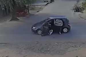 El violento robo quedó registrado por una cámara de seguridad