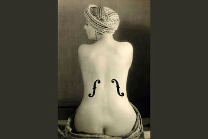 "El violín de Ingres" (1924), foto de Man Ray, con Kiki de Montparnasse como modelo