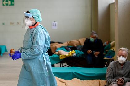 El virus tiene un efecto multiplicador que provoca medidas inéditas de los gobiernos y psicosis global; el brote revela la fragilidad del sistema económico