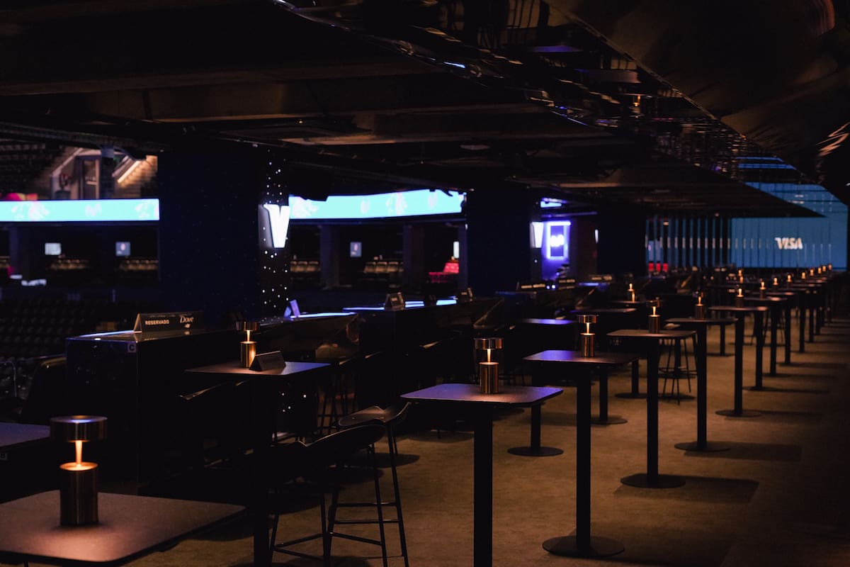 El Visa Lounge es un lugar con butacas frente al escenario, gastronomía elaborada y una experiencia diseñada para celebrar o compartir algo distinto en el Movistar Arena.