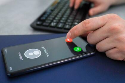 El vishing es una estafa que se implementa con una llamada, en la que alguien se hace pasar por otra persona o por el representante de un banco u organismo público