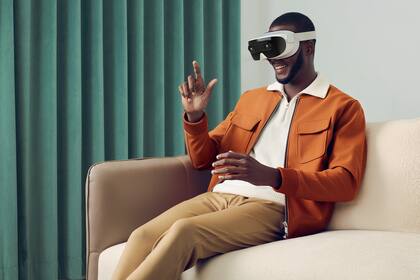 El visor XRSPace Mova se puede utilizar sin necesidad de controles de mando adicionales, y cuenta con conectividad Wi-Fi y 5G