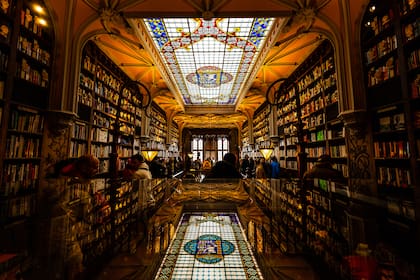 El vitral, de ocho metros de largo, es obra, del artista holandés Samuel Van Krieken y combina formas geométricas y florales