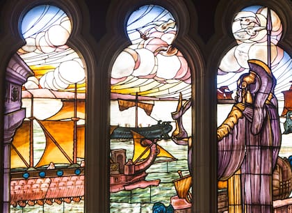 El vitral de planta alta representa al puerto de Ostia.