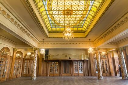 El vitral del salón del primer piso ya está restaurado.