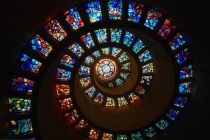 El vitral en espiral de la Capilla de Acción de Gracias, Dallas, Texas, Estados Unidos representa la secuencia de Fibonacci
