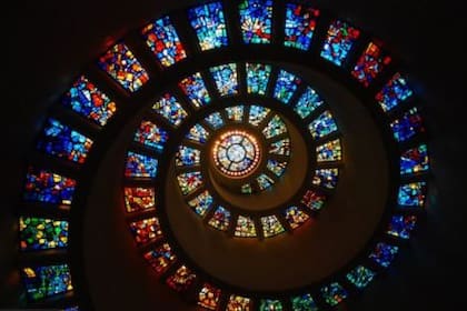 El vitral en espiral de la Capilla de Acción de Gracias, Dallas, Texas, Estados Unidos representa la secuencia de Fibonacci