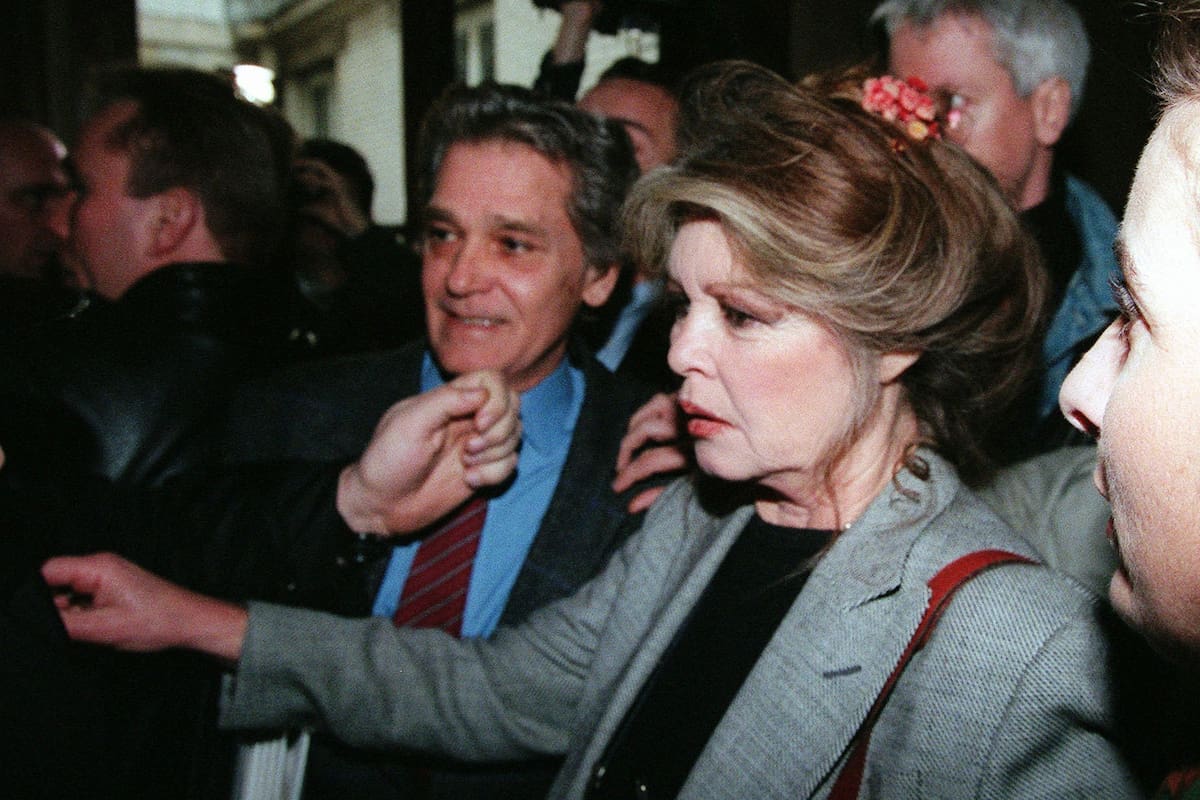 El viudo de Brigitte Bardot, Bernard d’Ormale, acusa a la fundación de la difunta actriz de desalojarlo de su casa: “Repugnante”