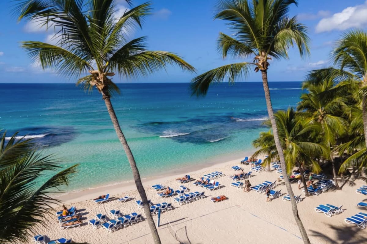 El Viva Wyndham Dominicus Beach se encuentra al borde de la playa local