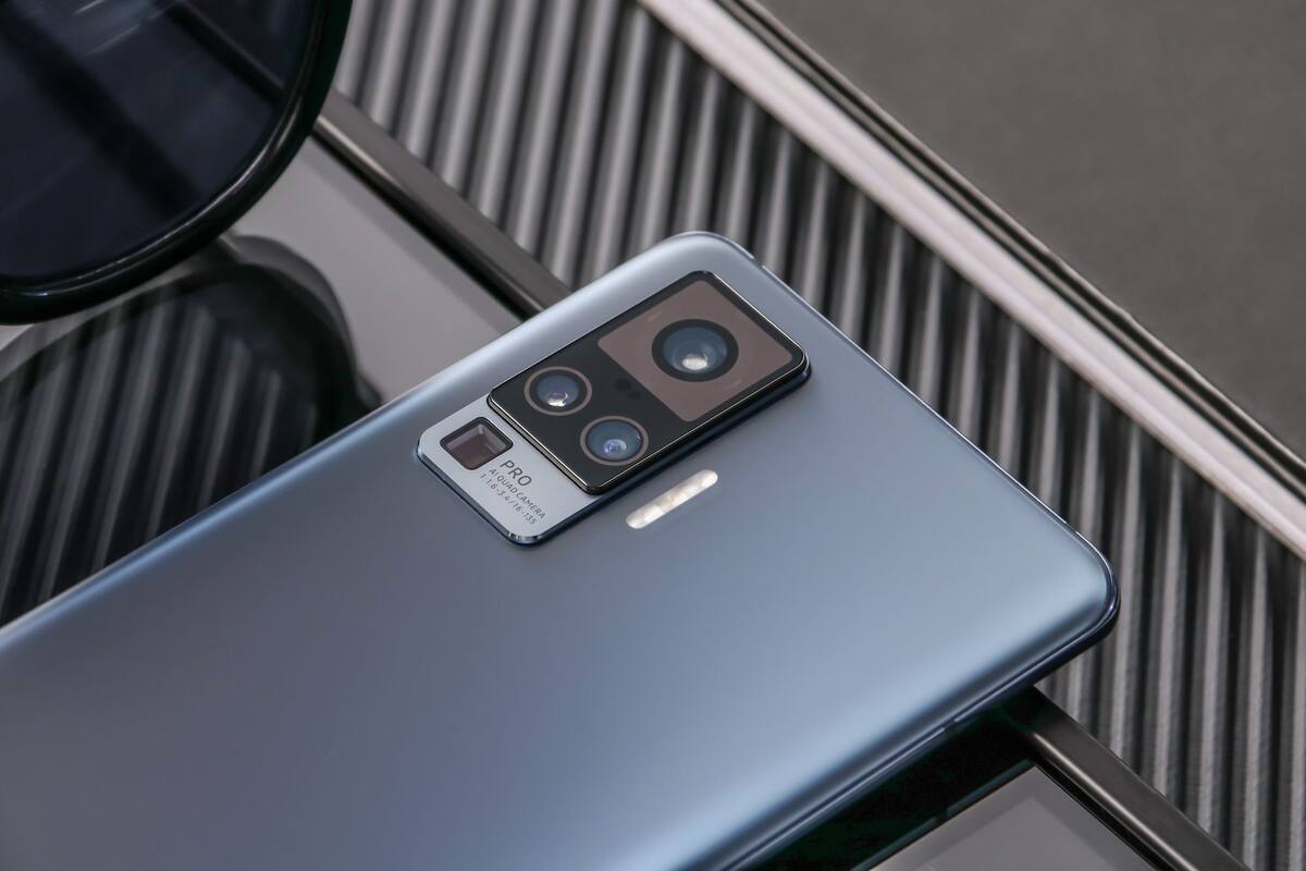 El Vivo X50 Pro usa un sensor principal de 1/3" fabricado por Samsung; está dentro de un gimbal que le permite una estabilidad sin precedentes en las cámaras de smartphones