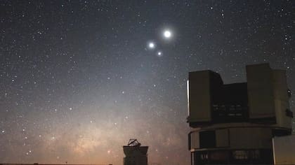 El VLT o Telescopio Muy Grande en el Desierto de Atacama en Chile es uno de los telescopios que fueron usados para determinar cuándo brillaron las primeras estrellas