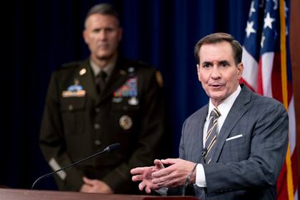El vocero del Pentágono, John Kirby, derecha, es acompañado por el mayor general del Ejército de Estados Unidos, William Taylor, durante una rueda de prensa en el Pentágono, en Washington, el viernes 20 de agosto de 2021. (AP Foto/Andrew Harnik)