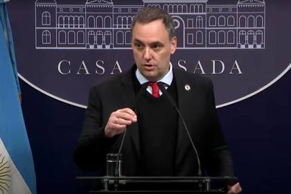 El vocero Manuel Adorni comunicó la medida poco antes de la sesión clave en Diputados